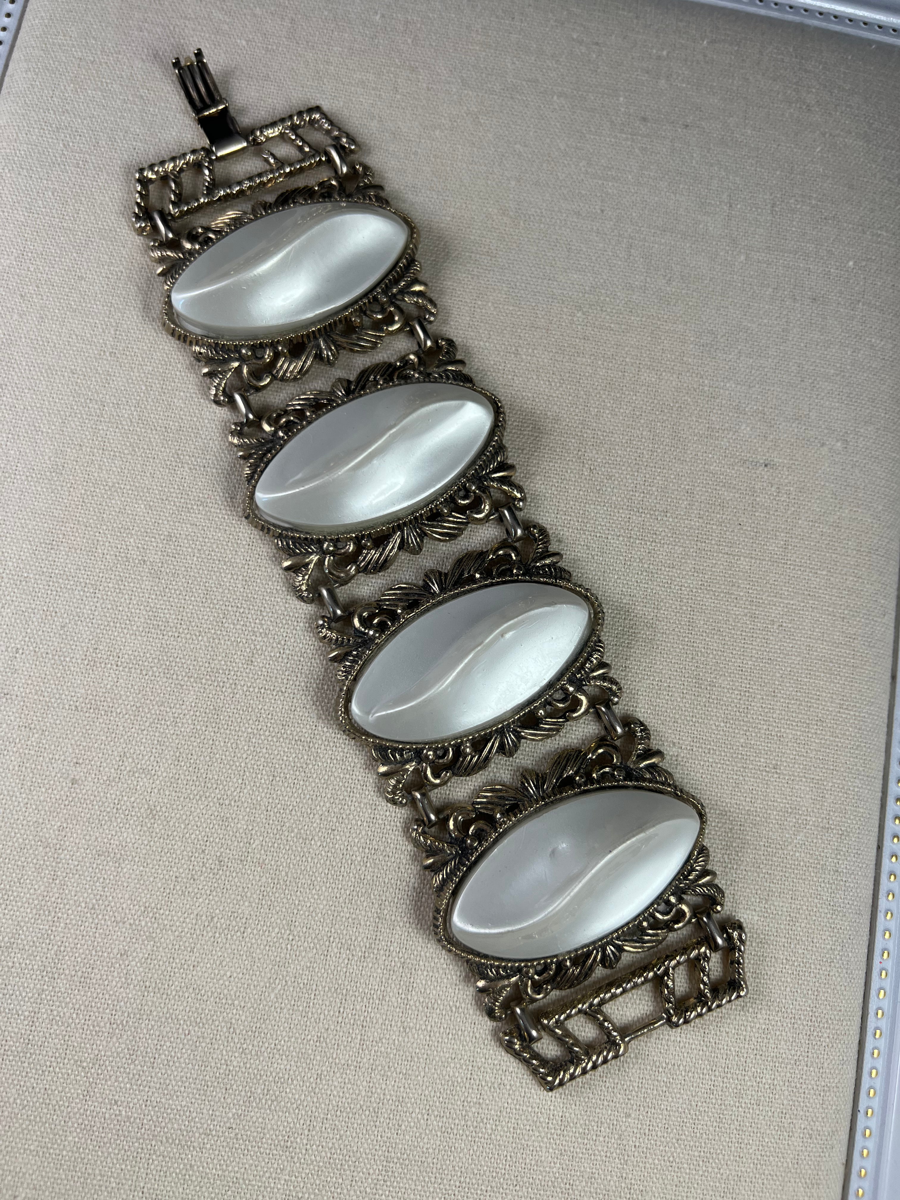 Vintage Chunky Style White/Silver Bracelet